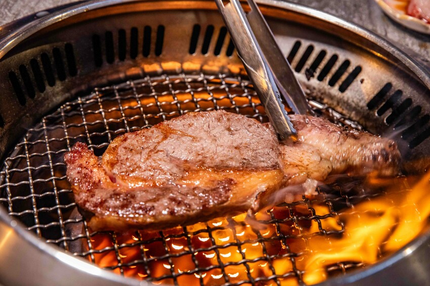 桃園蘆竹燒肉吃到飽！大漠紅頂級和牛海鮮饗宴，松葉蟹干貝、泰國蝦吃到飽。