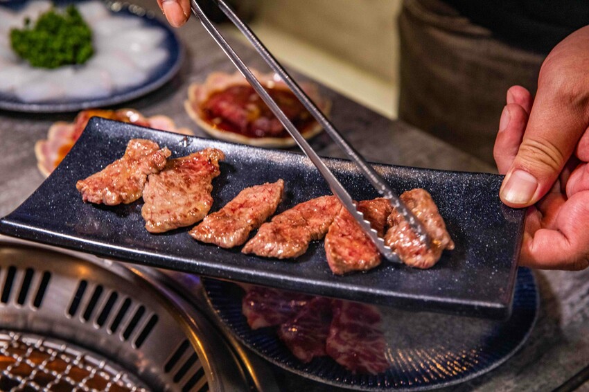 桃園蘆竹燒肉吃到飽！大漠紅頂級和牛海鮮饗宴，松葉蟹干貝、泰國蝦吃到飽。