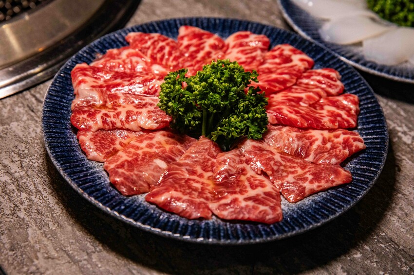 桃園蘆竹燒肉吃到飽！大漠紅頂級和牛海鮮饗宴，松葉蟹干貝、泰國蝦吃到飽。