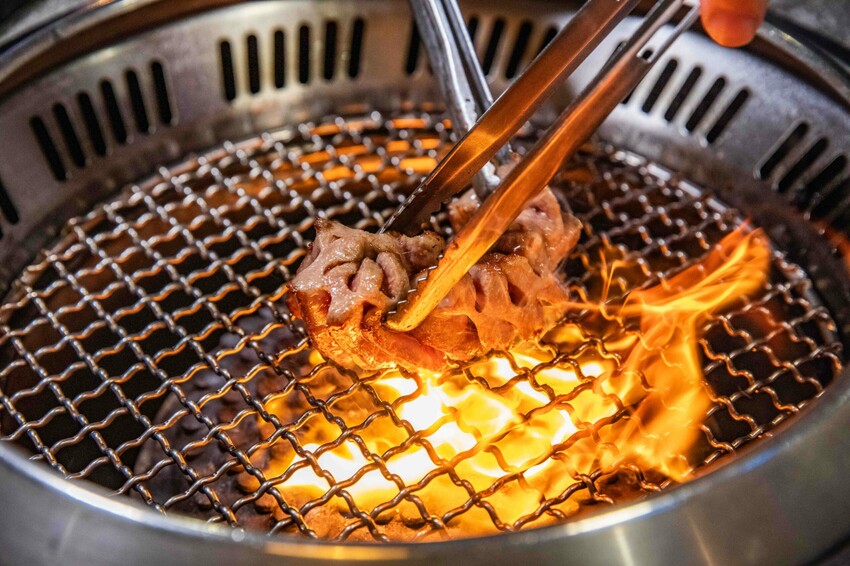 桃園蘆竹燒肉吃到飽！大漠紅頂級和牛海鮮饗宴，松葉蟹干貝、泰國蝦吃到飽。