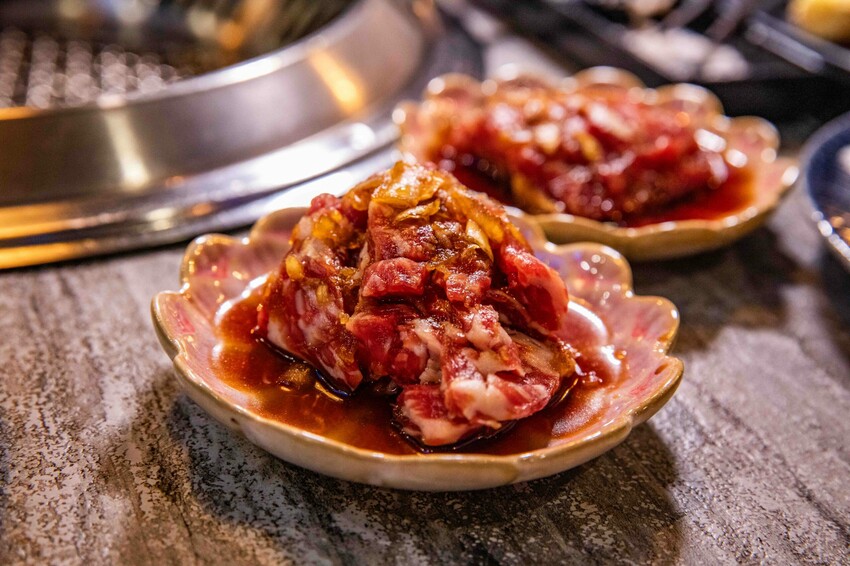 桃園蘆竹燒肉吃到飽！大漠紅頂級和牛海鮮饗宴，松葉蟹干貝、泰國蝦吃到飽。