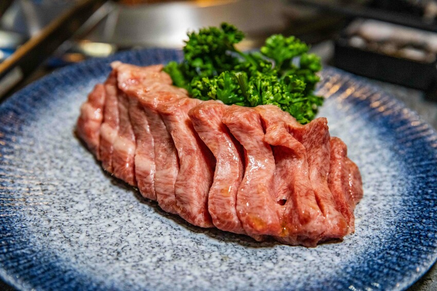 桃園蘆竹燒肉吃到飽！大漠紅頂級和牛海鮮饗宴，松葉蟹干貝、泰國蝦吃到飽。