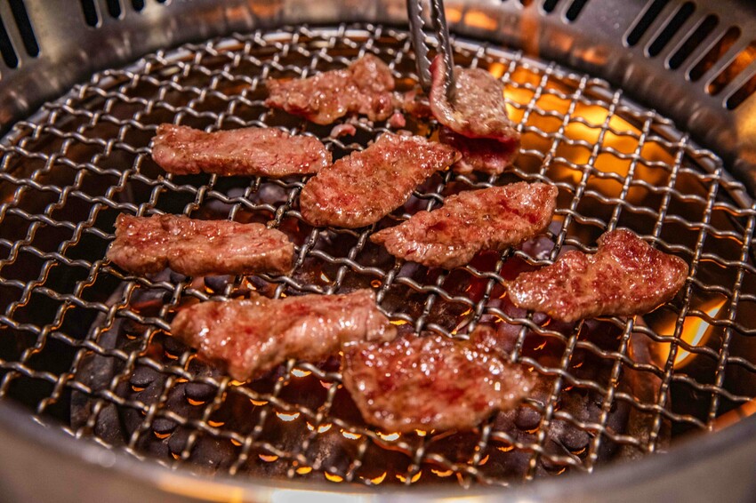 桃園蘆竹燒肉吃到飽！大漠紅頂級和牛海鮮饗宴，松葉蟹干貝、泰國蝦吃到飽。