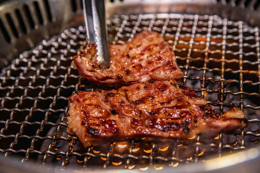桃園蘆竹燒肉吃到飽！大漠紅頂級和牛海鮮饗宴，松葉蟹干貝、泰國蝦吃到飽。