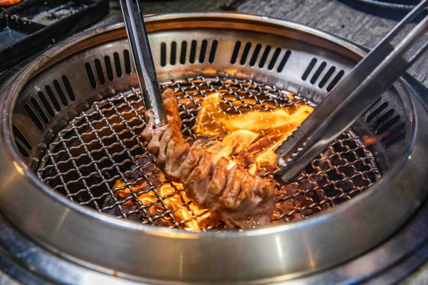 桃園蘆竹燒肉吃到飽！大漠紅頂級和牛海鮮饗宴，松葉蟹干貝、泰國蝦吃到飽。