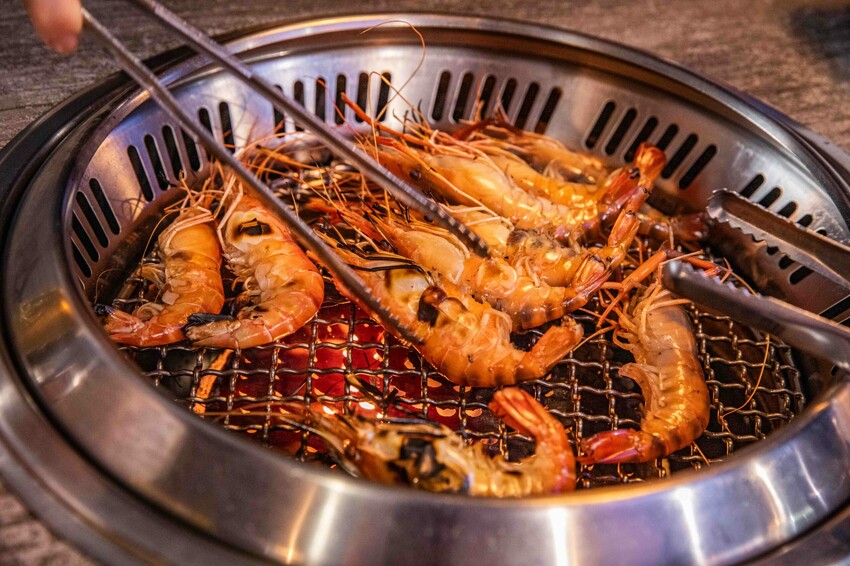 桃園蘆竹燒肉吃到飽！大漠紅頂級和牛海鮮饗宴，松葉蟹干貝、泰國蝦吃到飽。
