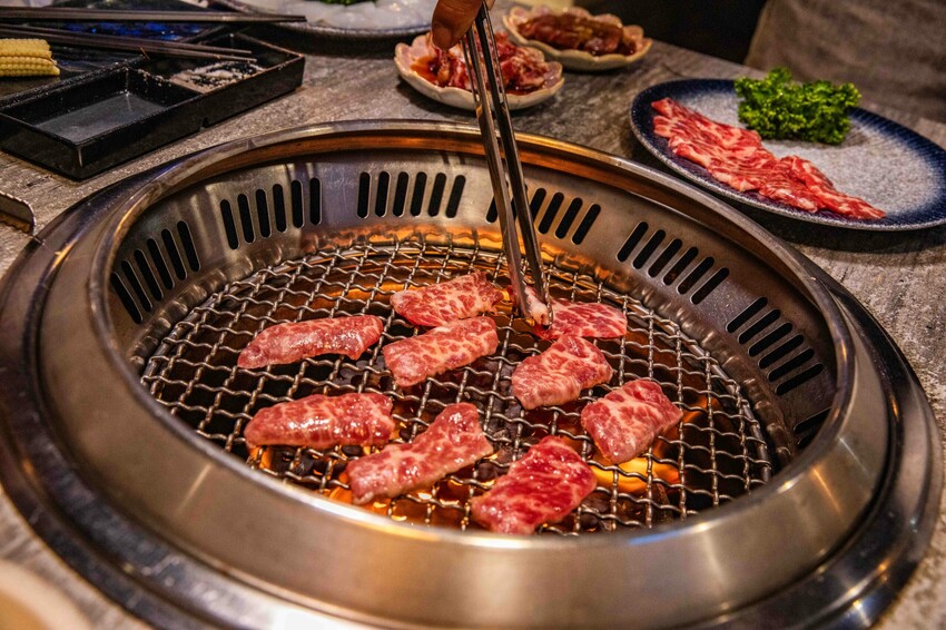 桃園蘆竹燒肉吃到飽！大漠紅頂級和牛海鮮饗宴，松葉蟹干貝、泰國蝦吃到飽。