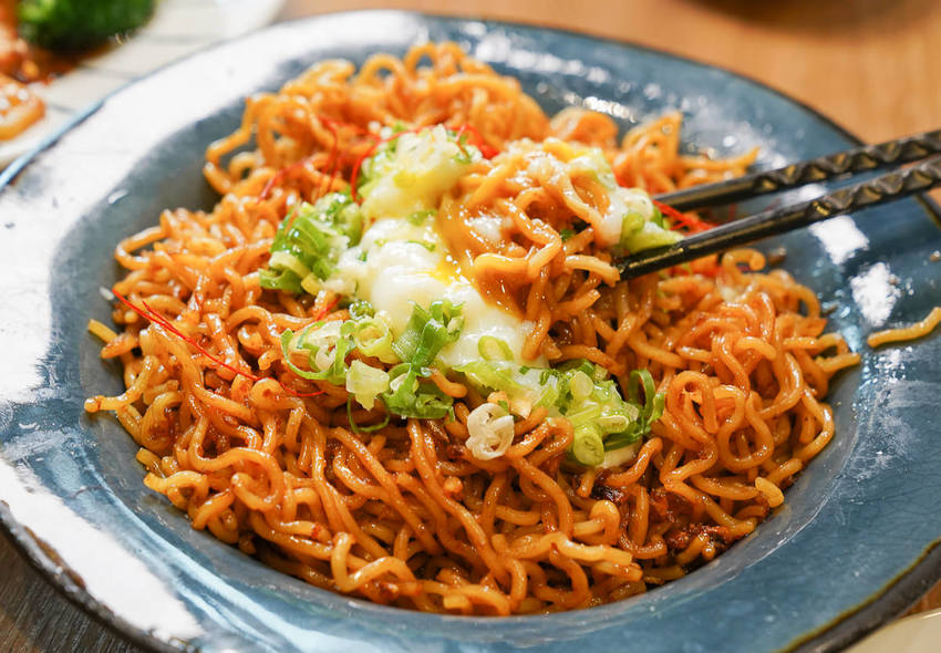 [高雄前鎮美食]好飯遇所-美味大份量創意木盆麵!草衙道最高C/P值文青麵店 - 美食好芃友