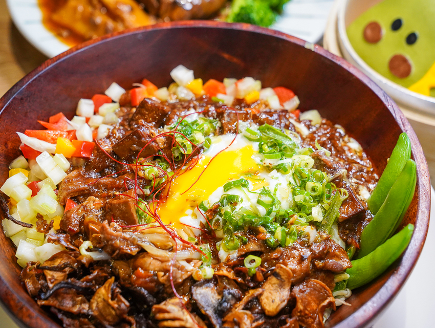 [高雄前鎮美食]好飯遇所-美味大份量創意木盆麵!草衙道最高C/P值文青麵店 - 美食好芃友