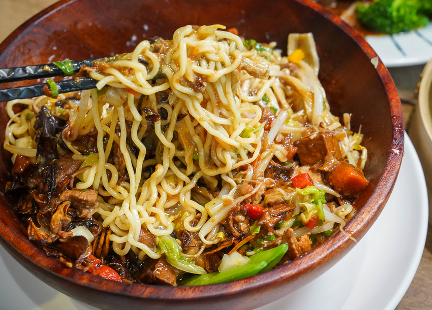 [高雄前鎮美食]好飯遇所-美味大份量創意木盆麵!草衙道最高C/P值文青麵店 - 美食好芃友