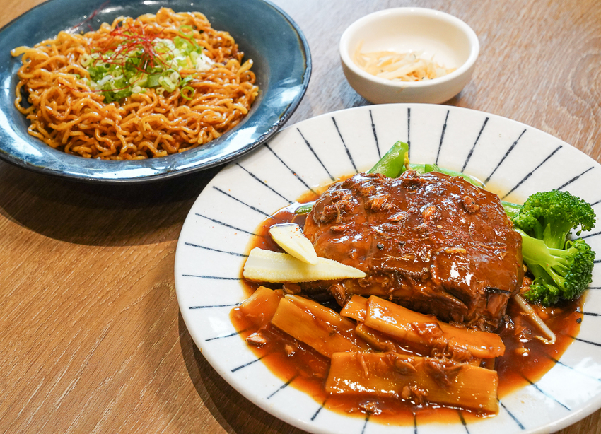 [高雄前鎮美食]好飯遇所-美味大份量創意木盆麵!草衙道最高C/P值文青麵店 - 美食好芃友