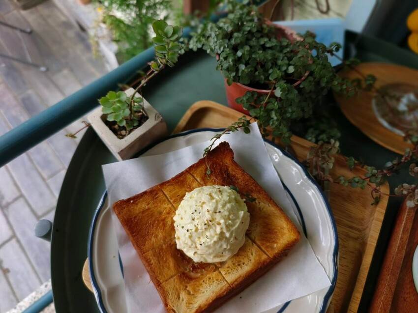 【台北.天母】愜意咖啡館。寵物友善咖啡廳。推丹麥吐司&生巧克力&戚風蛋糕&黑糖珍奶 - 南洋峇里女子SPA館