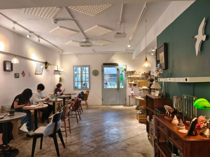 【台北.天母】愜意咖啡館。寵物友善咖啡廳。推丹麥吐司&生巧克力&戚風蛋糕&黑糖珍奶 - 南洋峇里女子SPA館