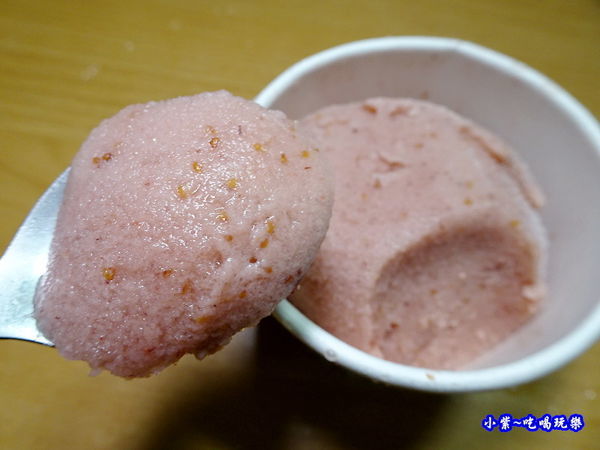 小琉球美食-允好嘉草莓冰淇淋2.jpg