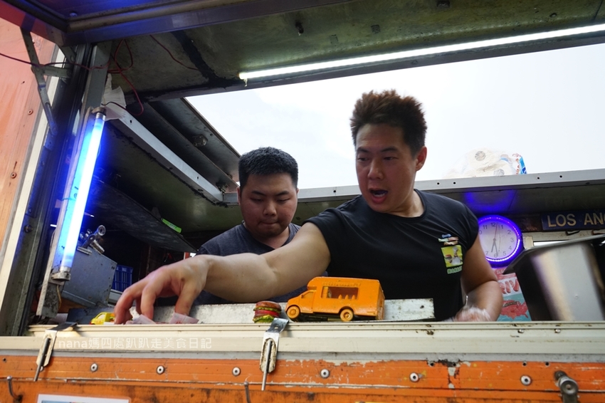 《全台美食》喬治漢堡人氣紅不讓行動餐車 素食小夜市推薦