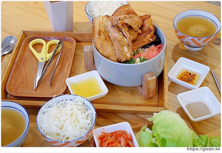 台中大份量丼飯~超逗趣紅布條,老闆警告 :『肚子要被搞大了!』