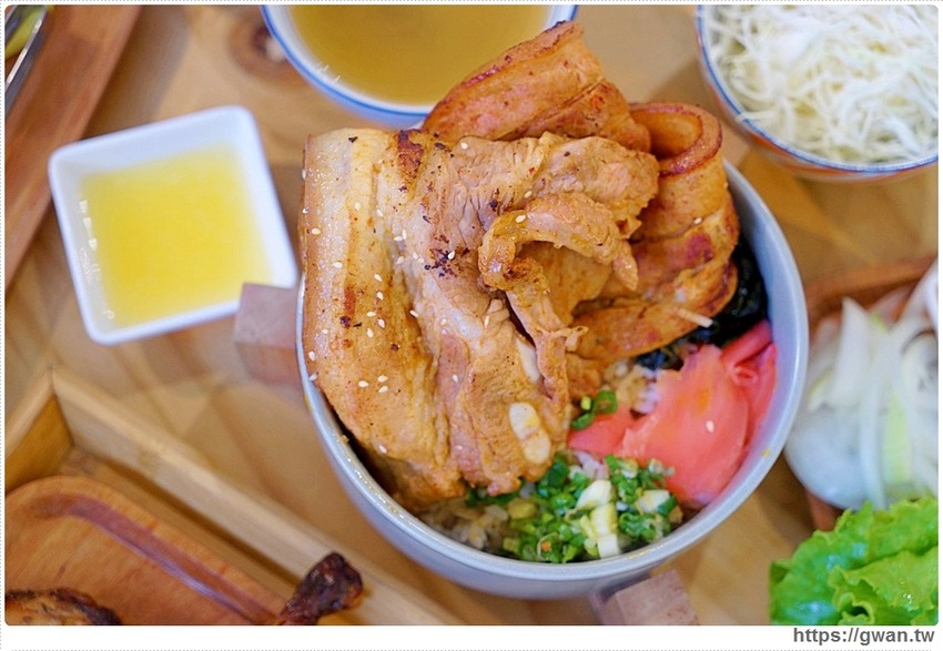 台中大份量丼飯~超逗趣紅布條,老闆警告 :『肚子要被搞大了!』