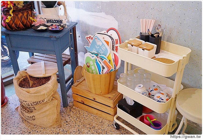 台中大份量丼飯~超逗趣紅布條,老闆警告 :『肚子要被搞大了!』