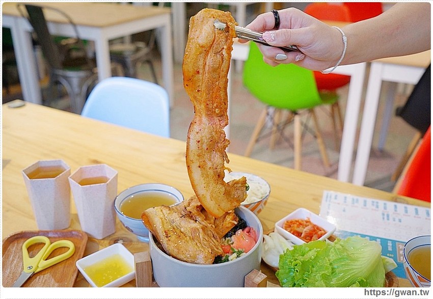 台中大份量丼飯~超逗趣紅布條,老闆警告 :『肚子要被搞大了!』