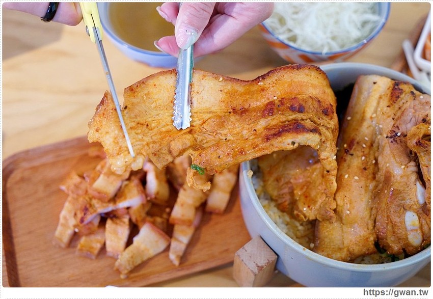 台中大份量丼飯~超逗趣紅布條,老闆警告 :『肚子要被搞大了!』