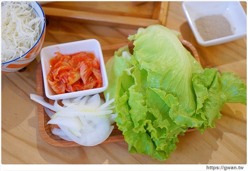 台中大份量丼飯~超逗趣紅布條,老闆警告 :『肚子要被搞大了!』