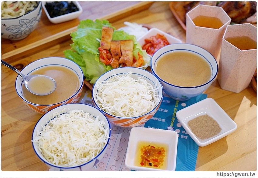 台中大份量丼飯~超逗趣紅布條,老闆警告 :『肚子要被搞大了!』