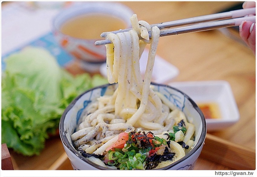台中大份量丼飯~超逗趣紅布條,老闆警告 :『肚子要被搞大了!』