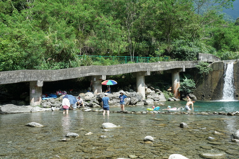 [花蓮vlog][花蓮景點] 夏天不玩水要幹嗎!!! 花蓮在地人玩水勝地 砂婆噹溪&水源地  離花蓮市區不遠唷 附上交通資訊 (花蓮影片)
