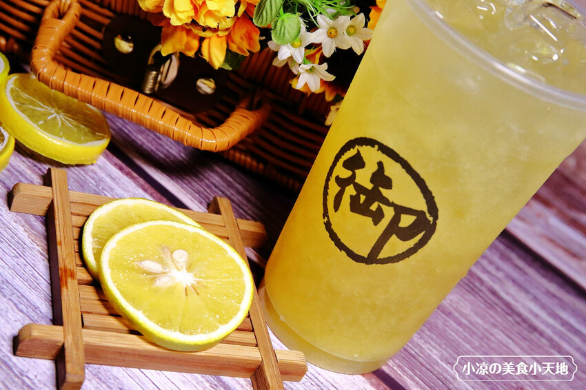 太平必喝飲料店推薦!季節限定柳橙綠茶,每口都是鮮榨柳丁汁,冬季狂賣燒仙草回歸,滿滿配料加硬花生超飽足