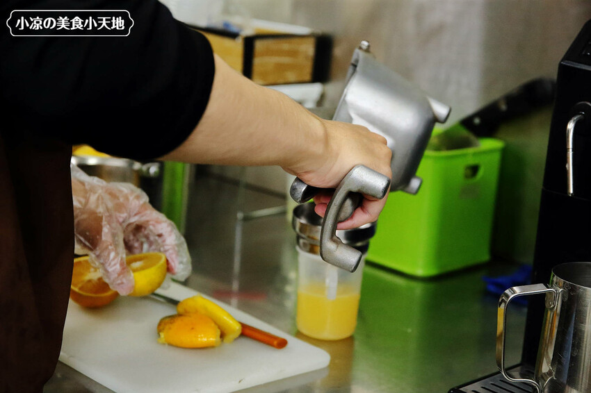 太平必喝飲料店推薦!季節限定柳橙綠茶,每口都是鮮榨柳丁汁,冬季狂賣燒仙草回歸,滿滿配料加硬花生超飽足