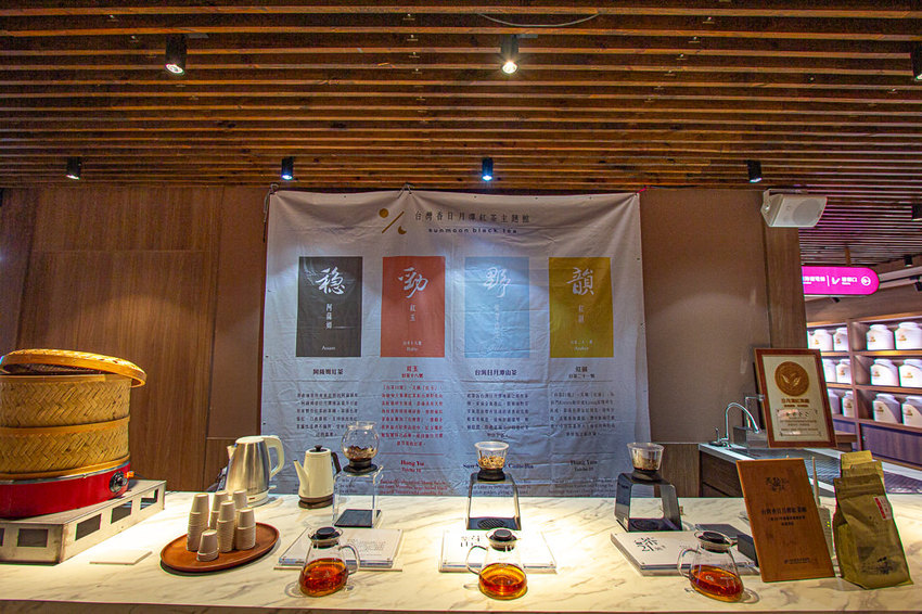 南投景點，HOHOCHA喝喝茶~台灣香日月潭紅茶廠，全台最大紅茶觀光工廠!免門票入園奉茶，吃吃喝喝DIY，還能拍拍美照很不賴。 - 微笑Joe幸運