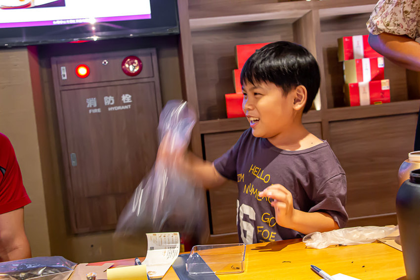 南投景點，HOHOCHA喝喝茶~台灣香日月潭紅茶廠，全台最大紅茶觀光工廠!免門票入園奉茶，吃吃喝喝DIY，還能拍拍美照很不賴。 - 微笑Joe幸運