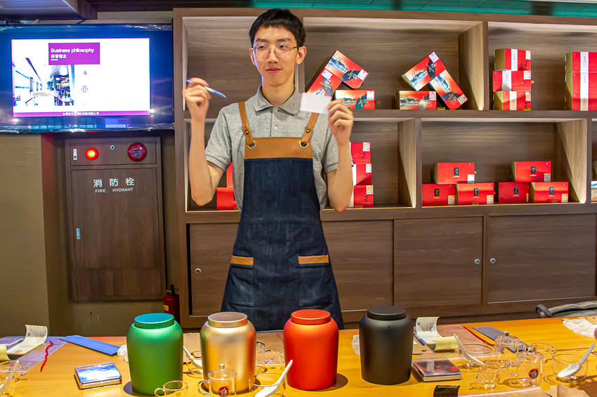 南投景點，HOHOCHA喝喝茶~台灣香日月潭紅茶廠，全台最大紅茶觀光工廠!免門票入園奉茶，吃吃喝喝DIY，還能拍拍美照很不賴。 - 微笑Joe幸運