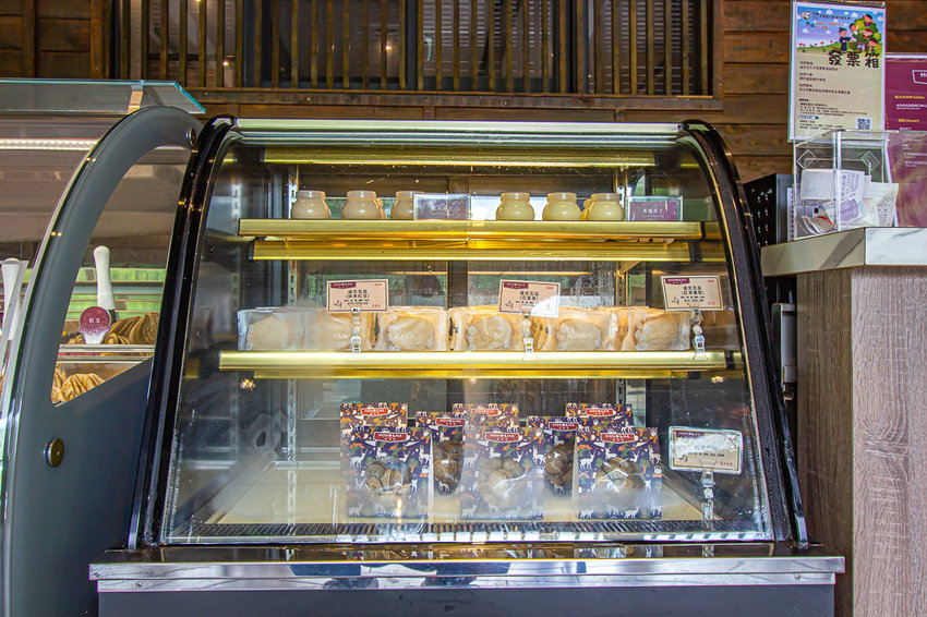 南投景點，HOHOCHA喝喝茶~台灣香日月潭紅茶廠，全台最大紅茶觀光工廠!免門票入園奉茶，吃吃喝喝DIY，還能拍拍美照很不賴。 - 微笑Joe幸運