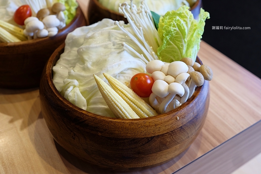 滿足鍋物。史上最狂火鍋店，當月壽星消費直接送龍蝦，這間就連韓星來台都指名要吃它！ @蹦啾♥謝蘿莉 La vie heureuse