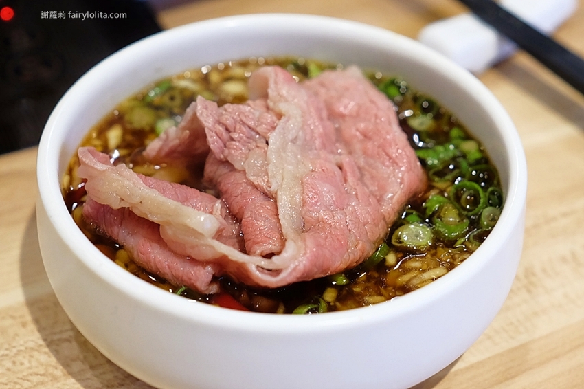 滿足鍋物。史上最狂火鍋店，當月壽星消費直接送龍蝦，這間就連韓星來台都指名要吃它！ @蹦啾♥謝蘿莉 La vie heureuse