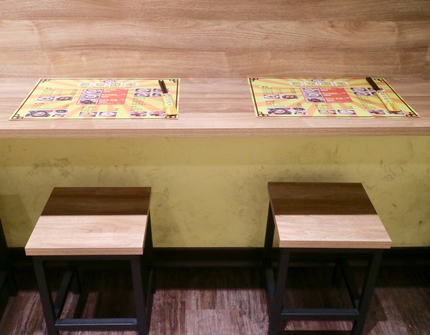 【林記海南雞飯】中山平價美食推薦｜海南雞腿鮮嫩多汁、肉骨茶清爽甘甜 - 邦妮2兔