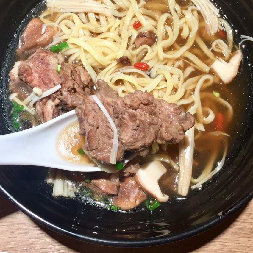 【林記海南雞飯】中山平價美食推薦｜海南雞腿鮮嫩多汁、肉骨茶清爽甘甜 - 邦妮2兔