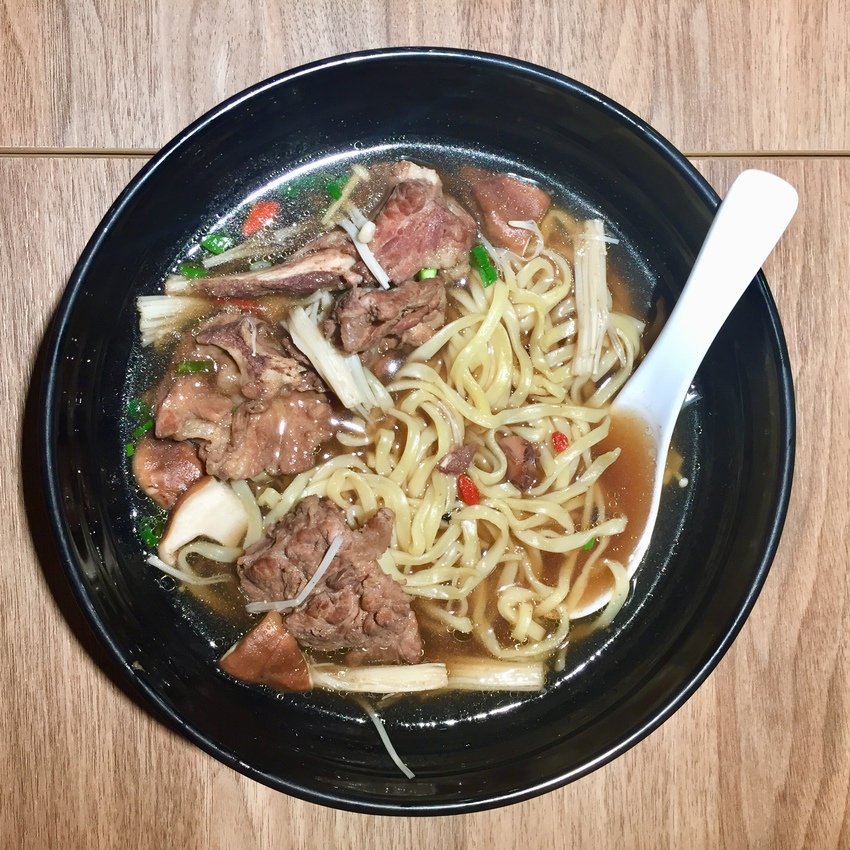 【林記海南雞飯】中山平價美食推薦｜海南雞腿鮮嫩多汁、肉骨茶清爽甘甜 - 邦妮2兔
