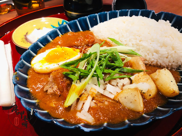 【厚呷米呀│台北通化街】 通庵熟成咖哩 花椒入咖哩帶出麻婆風咖哩感/可選雞肉、牛肉或是綜合/搭配泰式風味炸女婿蛋很有亮點/濃厚香料風咖哩醬及招牌湯品可續加一次/牛蒡天婦羅不是天天有