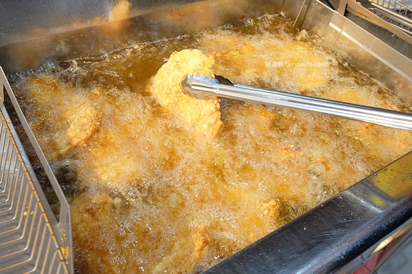 豪傳說雞排（原豪哥雞排）。為吃這家雞排等翻天，生意好到開店2小時老闆直接關鐵門！ @蹦啾♥謝蘿莉 La vie heureuse