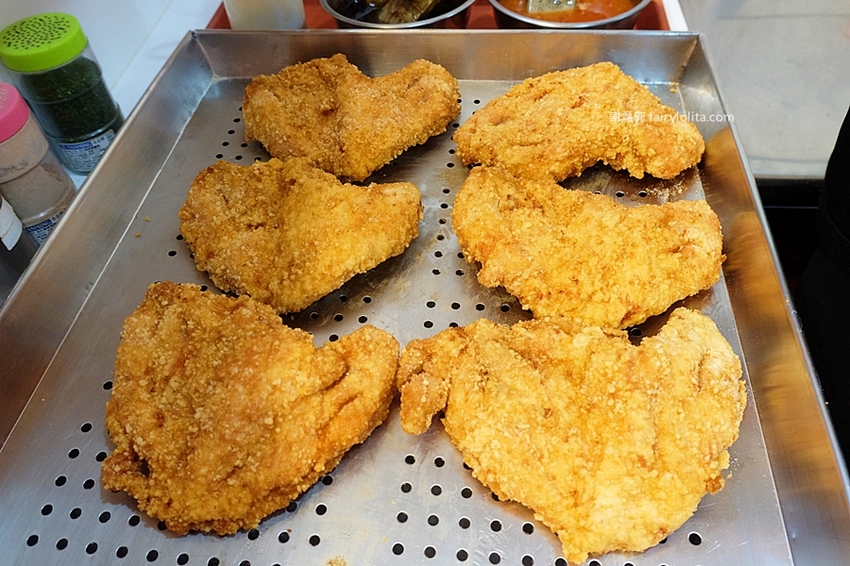 豪傳說雞排（原豪哥雞排）。為吃這家雞排等翻天，生意好到開店2小時老闆直接關鐵門！ @蹦啾♥謝蘿莉 La vie heureuse