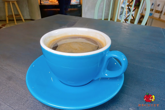 [食記] 新竹北區 - 藍屋子109號 特色咖啡廳 厚牛肉排帕尼尼 鬆軟可頌脆皮甜甜圈 在文青咖啡廳度過悠閒美好早晨