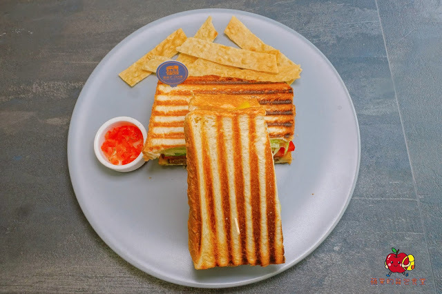 [食記] 新竹北區 - 藍屋子109號 特色咖啡廳 厚牛肉排帕尼尼 鬆軟可頌脆皮甜甜圈 在文青咖啡廳度過悠閒美好早晨