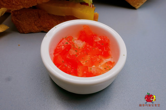 [食記] 新竹北區 - 藍屋子109號 特色咖啡廳 厚牛肉排帕尼尼 鬆軟可頌脆皮甜甜圈 在文青咖啡廳度過悠閒美好早晨