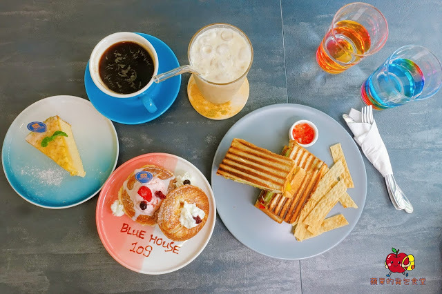 [食記] 新竹北區 - 藍屋子109號 特色咖啡廳 厚牛肉排帕尼尼 鬆軟可頌脆皮甜甜圈 在文青咖啡廳度過悠閒美好早晨