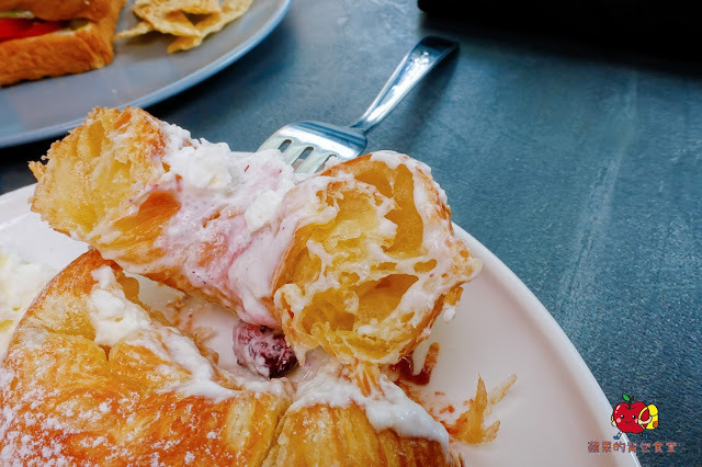 [食記] 新竹北區 - 藍屋子109號 特色咖啡廳 厚牛肉排帕尼尼 鬆軟可頌脆皮甜甜圈 在文青咖啡廳度過悠閒美好早晨