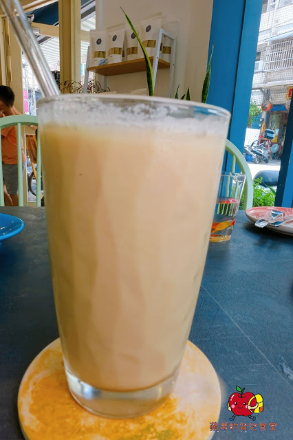 [食記] 新竹北區 - 藍屋子109號 特色咖啡廳 厚牛肉排帕尼尼 鬆軟可頌脆皮甜甜圈 在文青咖啡廳度過悠閒美好早晨