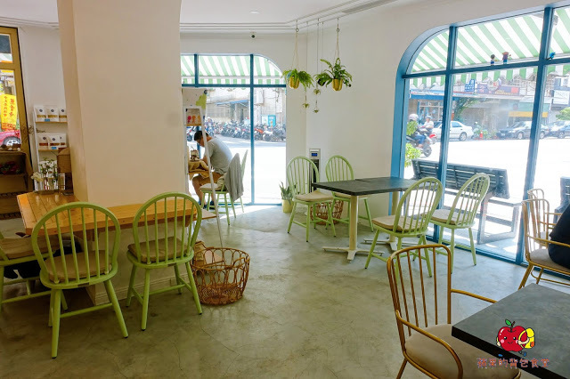 [食記] 新竹北區 - 藍屋子109號 特色咖啡廳 厚牛肉排帕尼尼 鬆軟可頌脆皮甜甜圈 在文青咖啡廳度過悠閒美好早晨