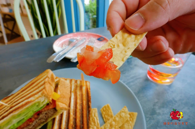 [食記] 新竹北區 - 藍屋子109號 特色咖啡廳 厚牛肉排帕尼尼 鬆軟可頌脆皮甜甜圈 在文青咖啡廳度過悠閒美好早晨